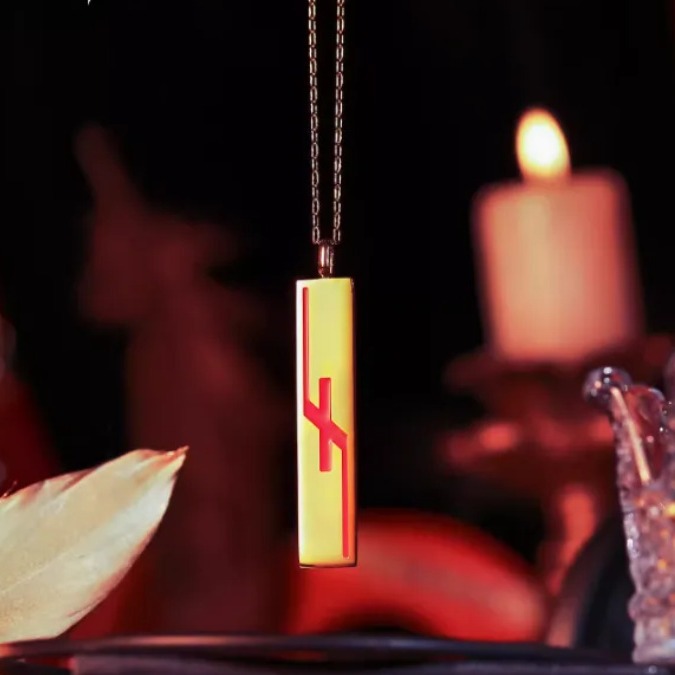 Irregular Red Letter Pendant N - Party Games Simple recension och pris